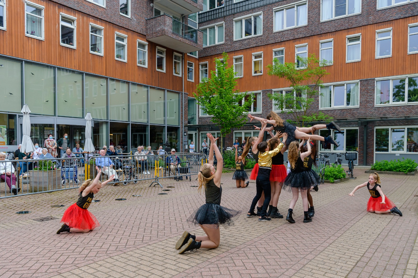 Bewoners Woonzorgcentrum De Looborch verrast met spetterende dansshow